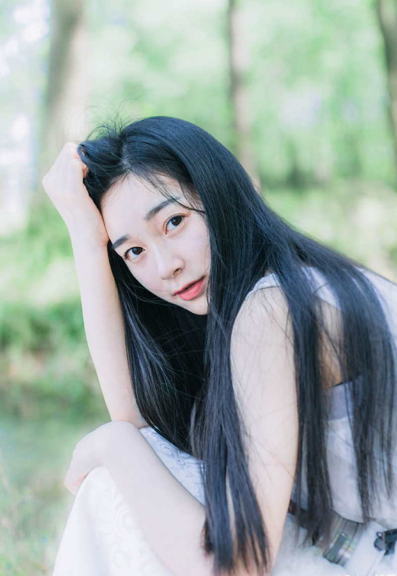 “是，老爷慢走。”管家连忙躬身答应一声，看着刘璝离开的方向，面色有些复杂，虽然没听全，但刚才他确实听到了君辱臣妻这样的字眼，加上之前刘璝突然让他去找夫人，却并未在娘家那边找到夫人，让管家不得不展开一些合理的联想。